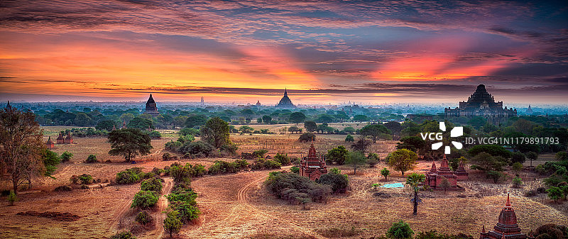 蒲甘古城日出时的古庙，缅甸蒲甘考古区内的缅甸庙宇图片素材