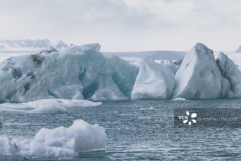 冰山在冰岛漂到海里之前在Jokulsalon冰川泻湖中融化图片素材
