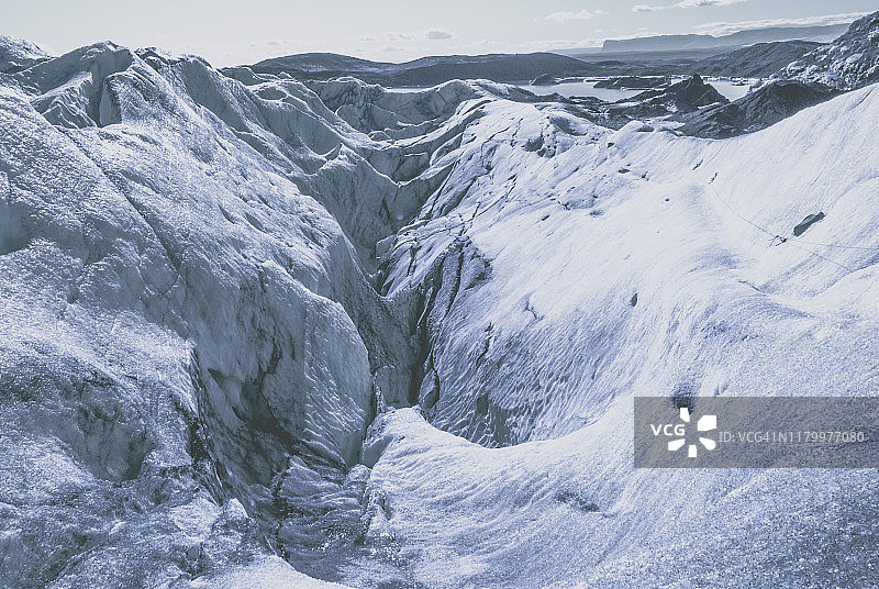 冰岛Skaftafell国家公园中，正在融化的冰川有很深的裂缝图片素材