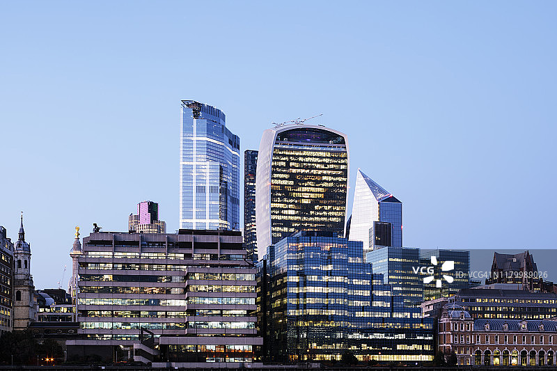 黄昏时的现代伦敦天际线图片素材
