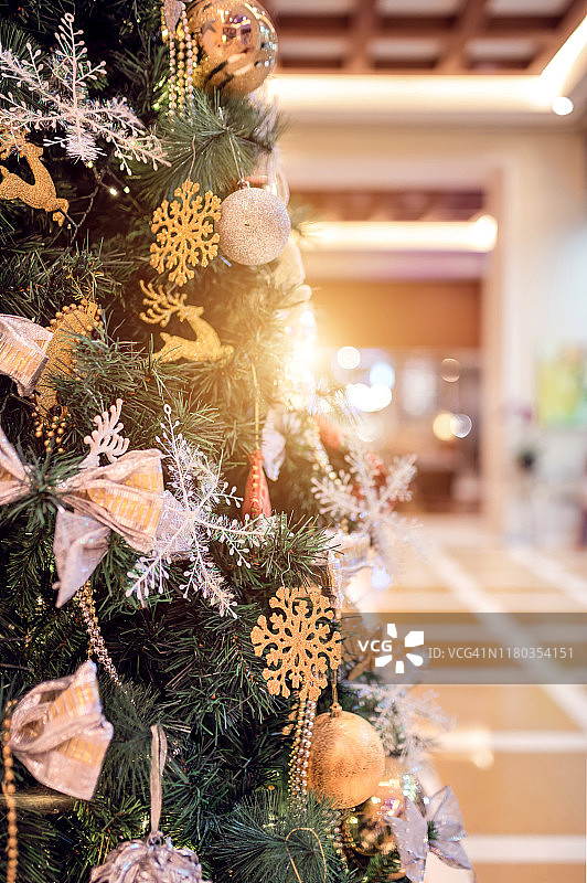 圣诞树在现代酒店在圣诞节期间。图片素材