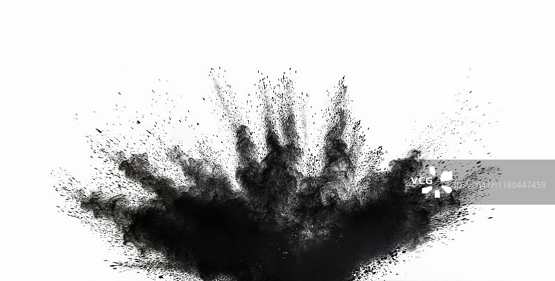 在白色的背景上，由一团黑色的烟雾和火药颗粒组成的云团撞击而成的爆炸。图片素材