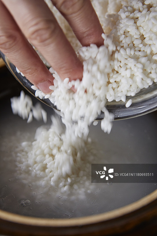 将洗好的米放入砂锅。图片素材