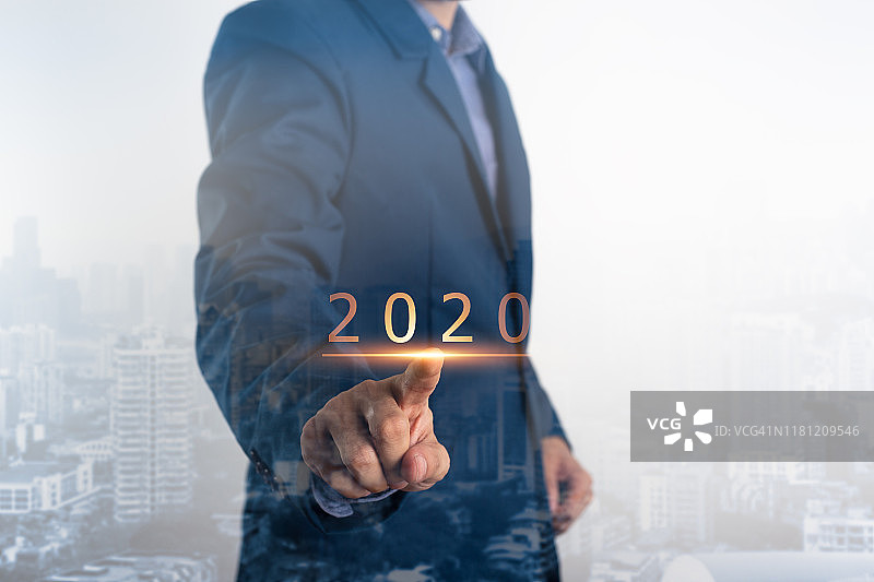 商业新年理念。商人触及2020年。表明明年的商业计划准备就绪图片素材