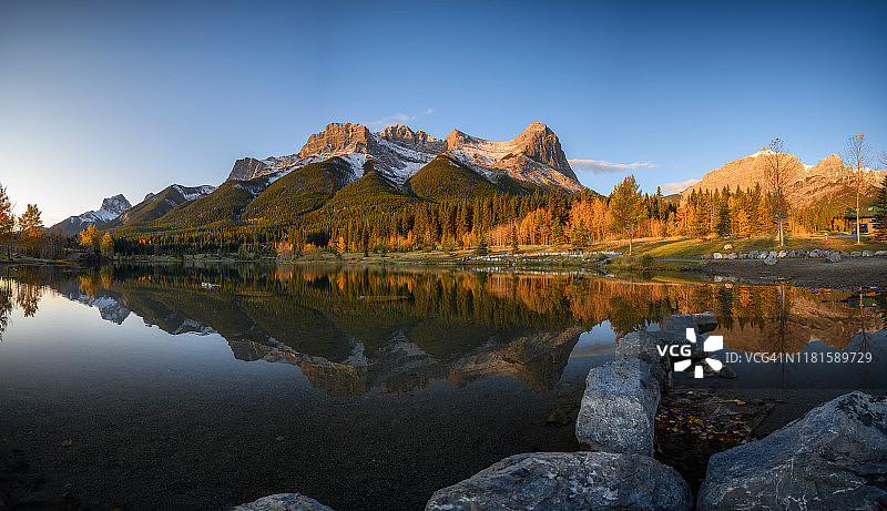 加拿大亚伯达省班夫国家公园的采石场湖全景村图片素材