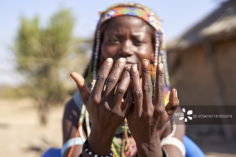 一个Muhila传统妇女的手的细节，刚果，安哥拉图片素材