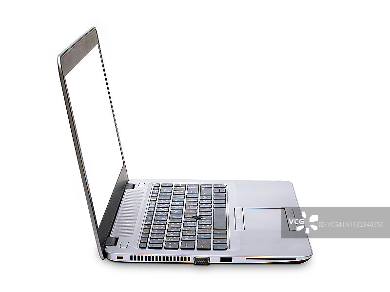 笔记本电脑的左视图与空白屏幕隔离在白色背景。此图像中包含的剪切路径。图片素材