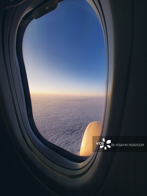 从飞机上看到舷窗外的云图片素材