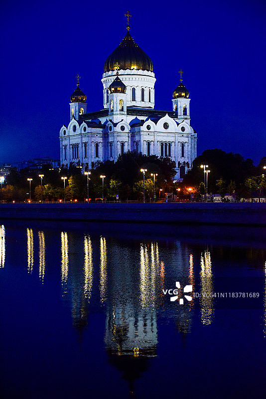 救世主基督大教堂映在莫斯科河上图片素材