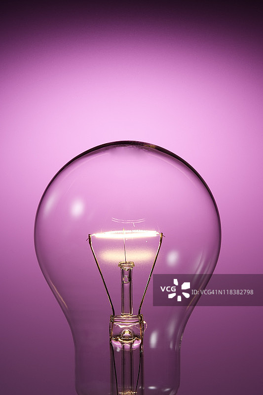 特写灯泡对紫色的背景与复制空间图片素材