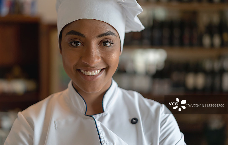 快乐的非裔美国厨师微笑着图片素材