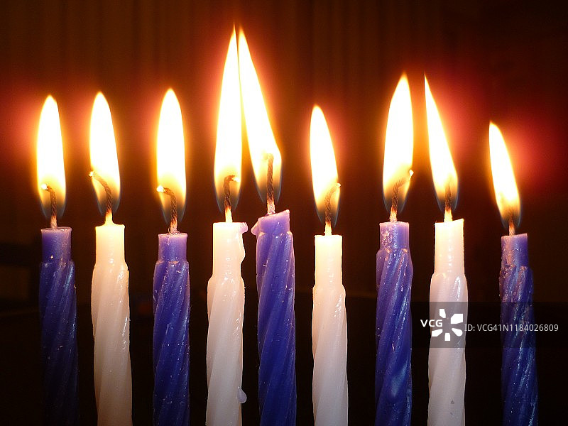 蓝色和白色的蜡烛为光明节第八天，完成了以色列的光明节风格图片素材