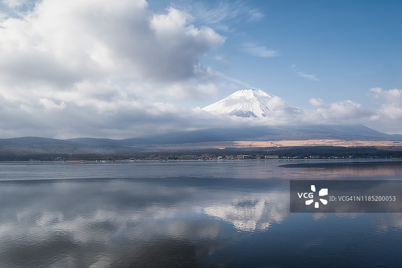 富士山映在山中湖中图片素材