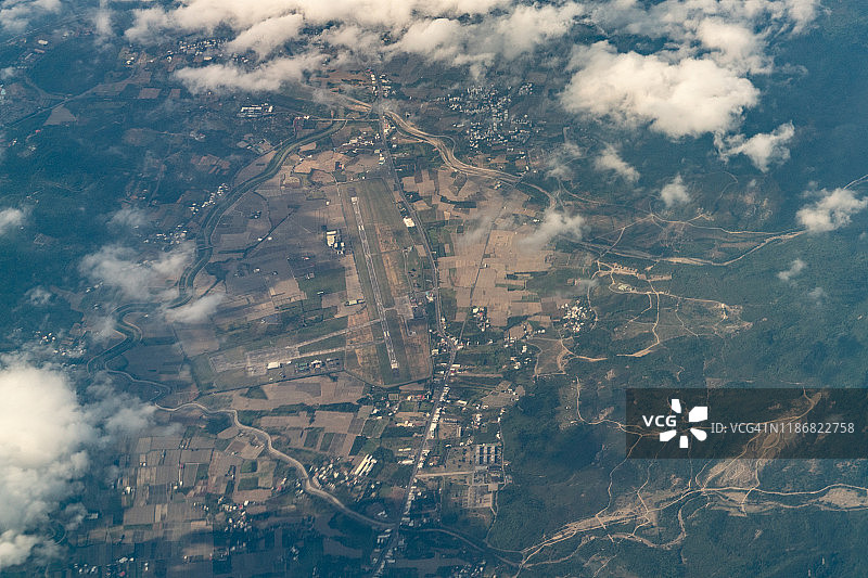 从飞机上鸟瞰台湾恒春机场图片素材