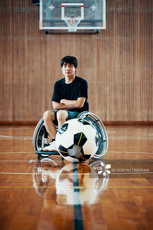 轮椅足球运动员的肖像图片素材