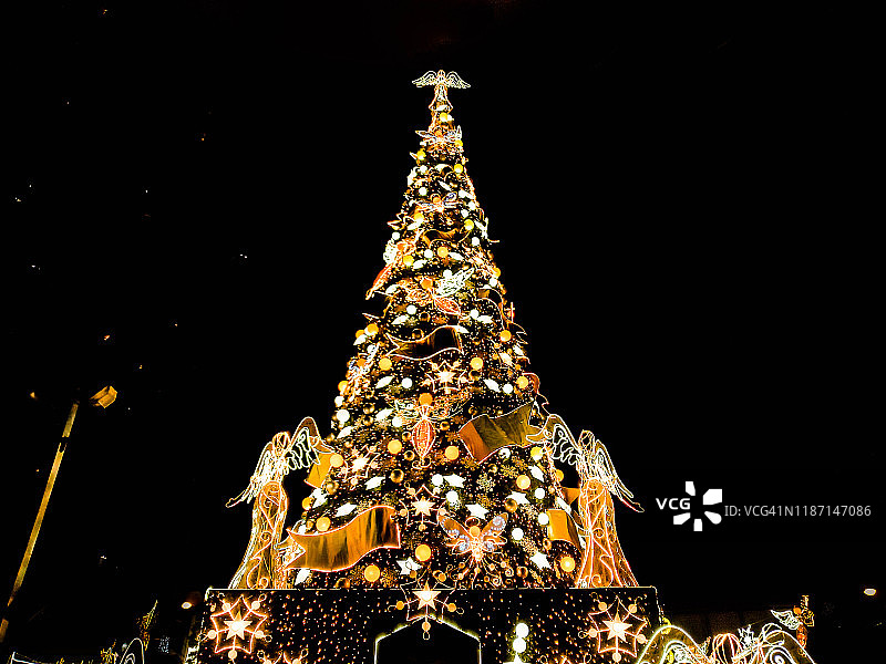 一棵巨大的明亮的圣诞树在菲律宾的户外图片素材