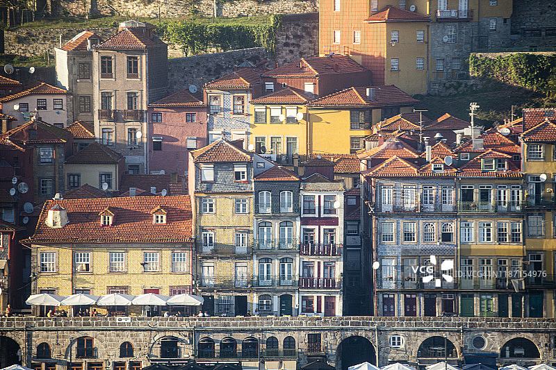 位于杜罗河畔的古老葡萄牙小镇图片素材