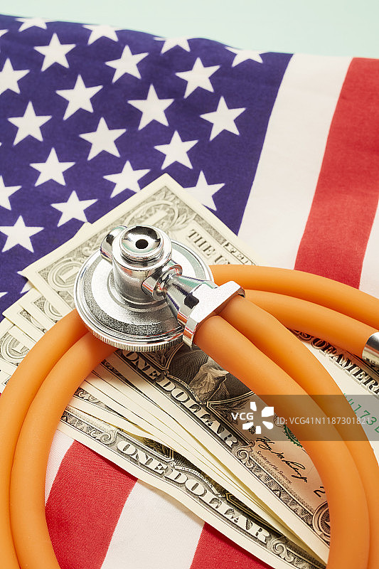 听诊器、美国国旗和美元钞票的高角度视图图片素材