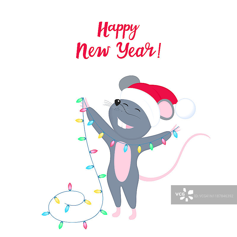 老鼠是2020年中国新年的象征。滑稽的卡通老鼠在圣诞老人的帽子。可爱的微笑老鼠拿着装饰圣诞树的小花环。冬季庆祝贺卡。图片素材