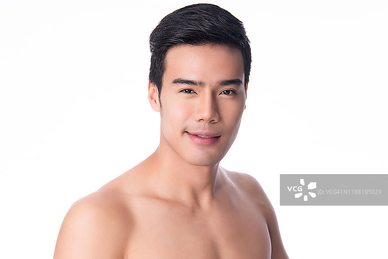 英俊的年轻亚洲男子肖像在白色的背景。男士健康美容、自我护理、身体和皮肤护理的理念。图片素材