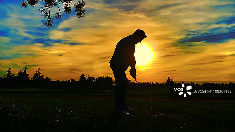 高尔夫球手使高尔夫挥杆对日落图片素材