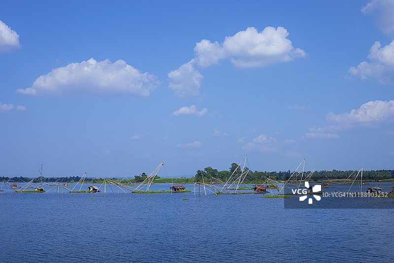 泰国的湖泊景观和传统的捕鱼工具图片素材
