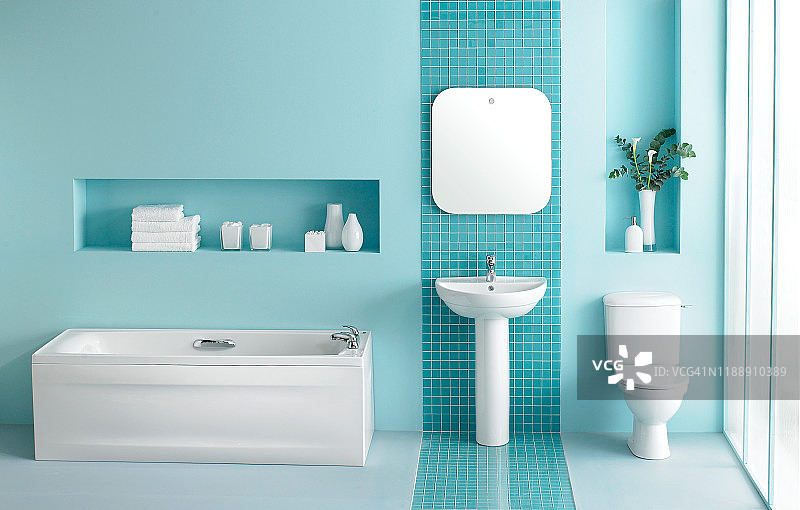 豪华浴室在绿松石蓝色图片素材