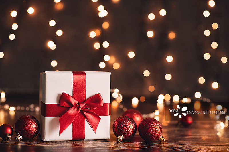 红色圣诞礼盒和装饰物背景散焦金色灯光。图片素材