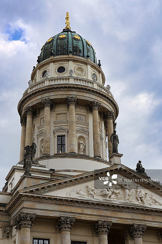 位于柏林米特区中心宪兵市场广场的法国大教堂圆顶。柏林,德国图片素材
