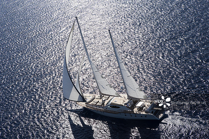豪华的帆船在蔚蓝的大海上航行图片素材