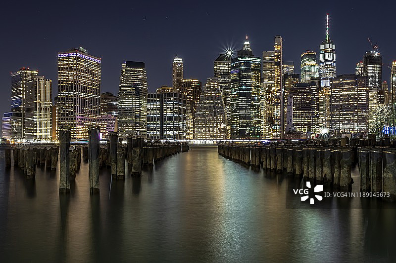 曼哈顿下城夜晚的纽约天际线图片素材