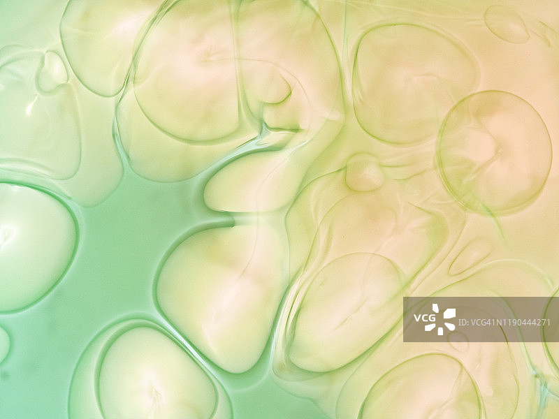 全框架的抽象形状和纹理形成的气泡和滴油污渍在一个多色的液体背景。图片素材