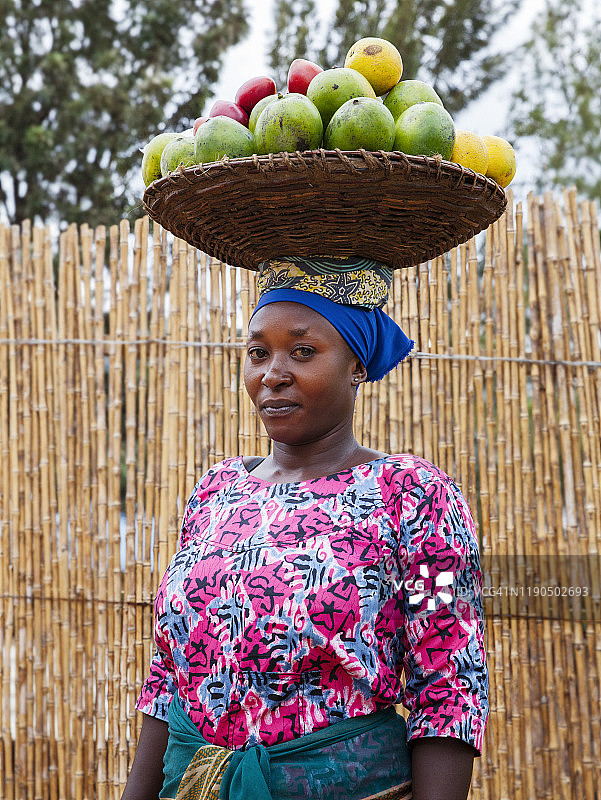 一幅非洲妇女的肖像，头顶水果的篮子，卢旺达图片素材
