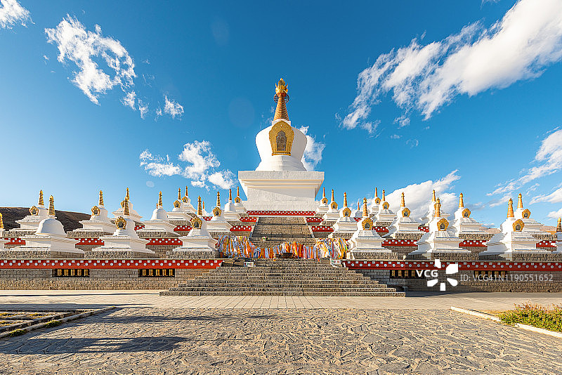 稻城藏白塔。藏传佛教宗教纪念塔。图片素材
