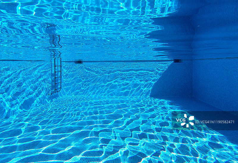 空游泳池底部视图，蓝色清澈的水图片素材
