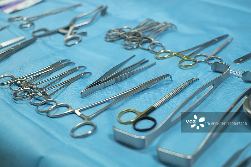 手术室的手术设备和医疗器械。无菌剪刀等医疗器械图片素材