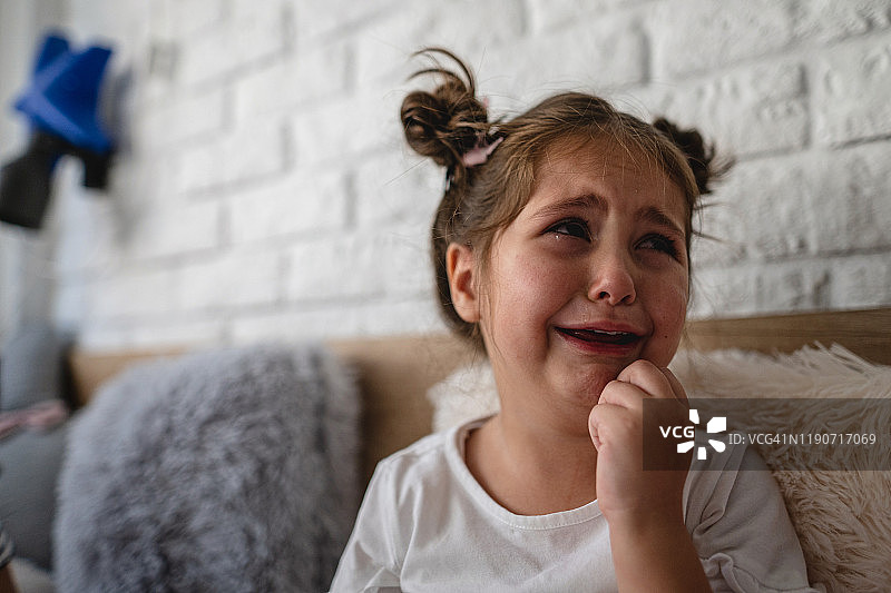 甜美的小女孩在哭泣图片素材