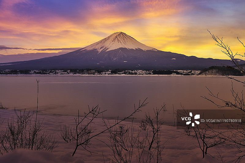 日本冬天富士山和山中湖的日出图片素材