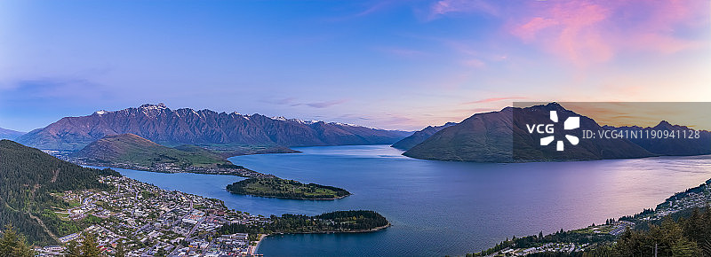 瓦卡蒂普湖的全景拍摄在日落在皇后镇，南岛，新西兰图片素材