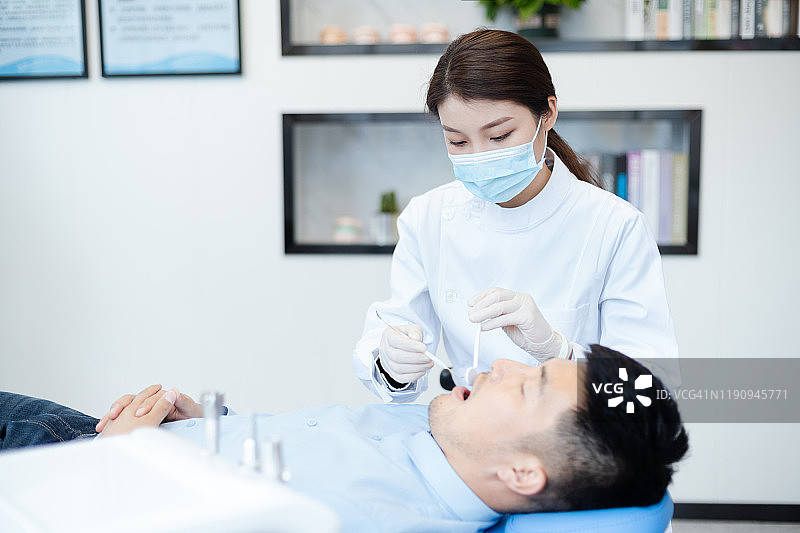 牙医在牙科诊所给病人检查图片素材
