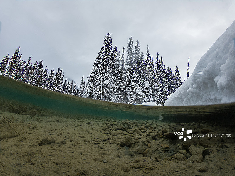 半水下拍摄的翡翠湖与小屋在Yoho国家公园，不列颠哥伦比亚省，加拿大图片素材
