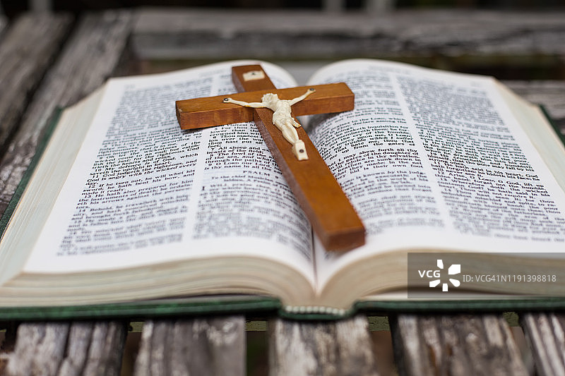 木制十字架，桌上放着圣经图片素材