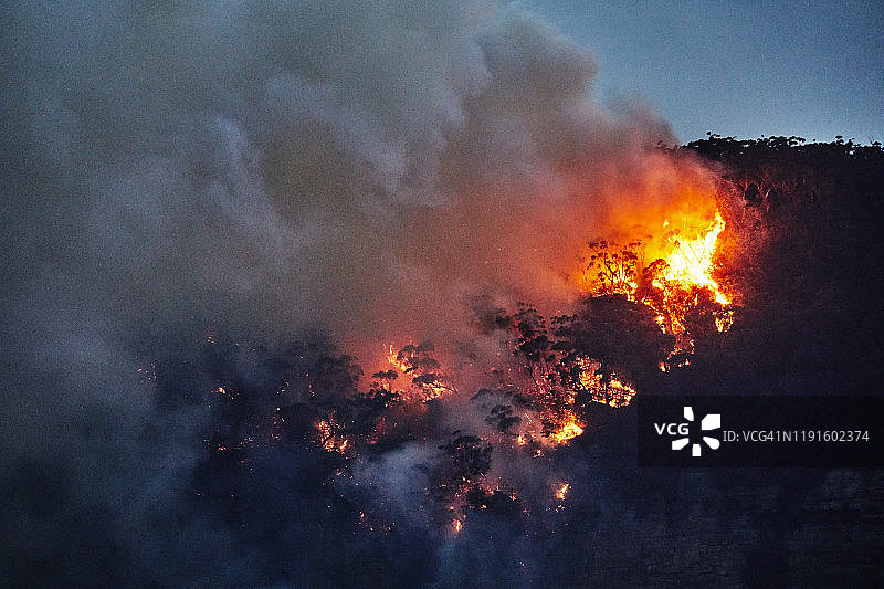 森林火灾，山火在黄昏，夜晚，蓝山，澳大利亚图片素材