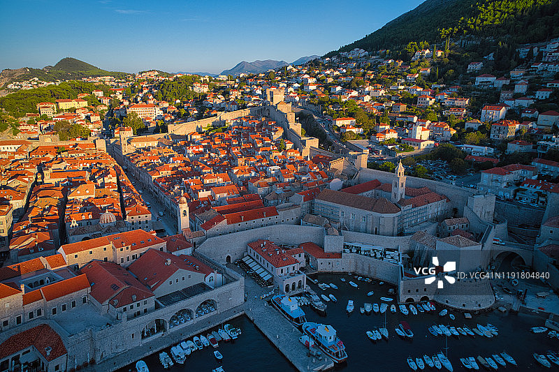 无人机俯瞰著名的欧洲旅游目的地克罗地亚杜布罗夫尼克老城，无人机俯瞰古老的城堡和标志性的克罗地亚房屋屋顶图片素材