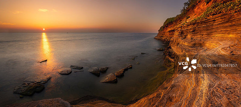 中国广西北海市涠洲岛的日落与岩石。图片素材