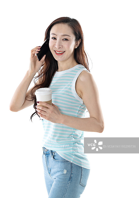 女人拿着咖啡，在白色背景下使用手机图片素材