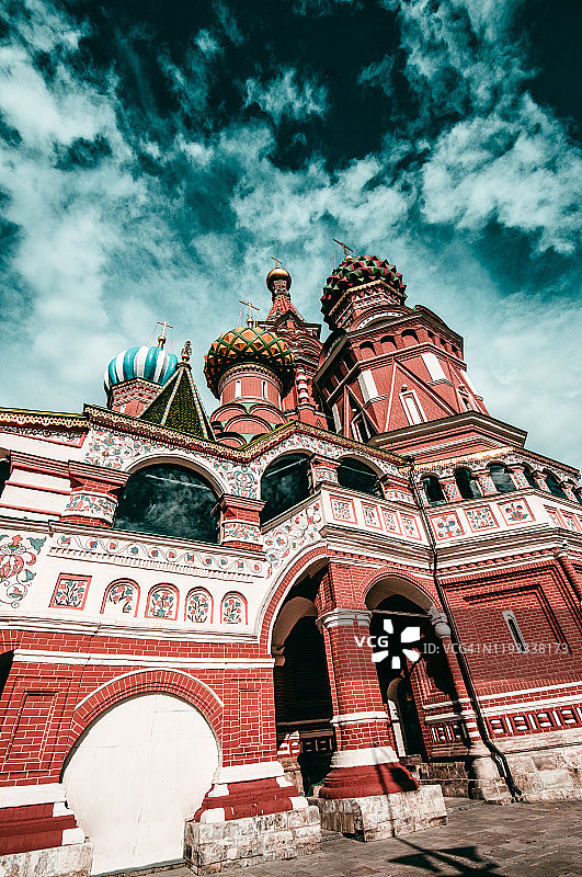 低角度的彩色圣巴西尔教堂在莫斯科，俄罗斯图片素材
