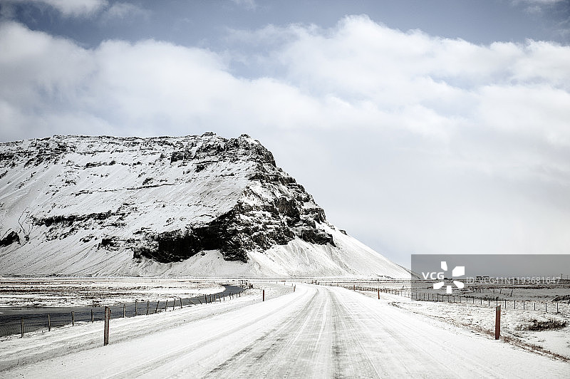 冰岛南部地区Skógar附近结冰的道路图片素材