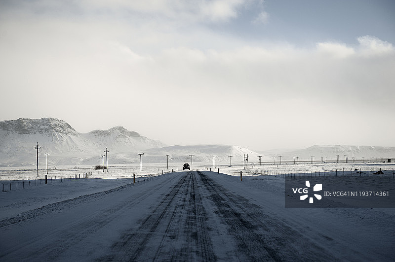 冰岛南部地区维克附近结冰的道路图片素材