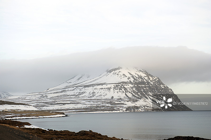 冰岛东北部Vopnafjordur的海滩和雪山图片素材